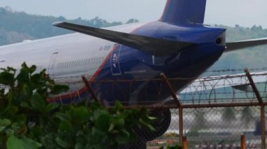 PHUKET, THAILAND - 30 HAZİRAN 2023: Phuket Havaalanı 'nın taksisinde, Aeroflot' un geniş gövdeli jet uçağı Boeing 777. Uçak piste doğru dönüyor. Turizm seyahati kavramı