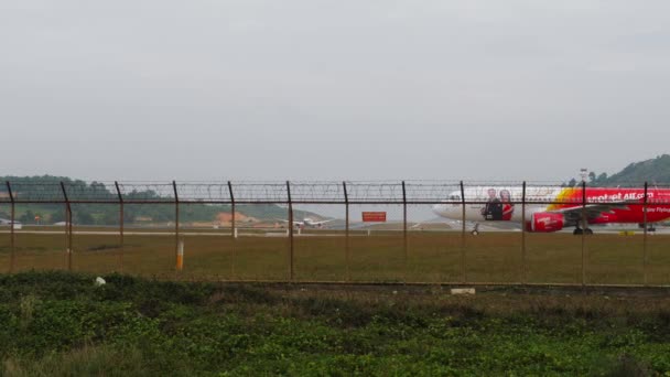 Phuket Thailand 2023年1月31日 空中客车A320型喷气式空中飞天大亨Livery在普吉机场的跑道上滑行 喷气式飞机 滑行道上的飞机 — 图库视频影像