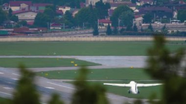 Turbopervane uçakları denize çıktıktan sonra tırmanıyor. Bir yolcu uçağının uçup gitmesi uzak ihtimal. Mavi okyanusun üzerinde bir uçak