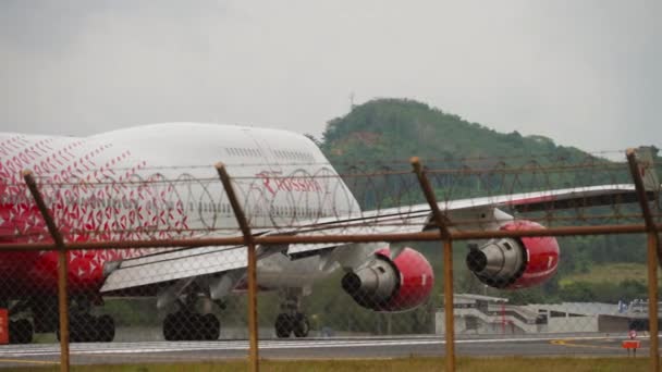 Phuket Thailand November 2017 Rossiya 747 공항에서 륙하기 시작하고 울타리를 — 비디오