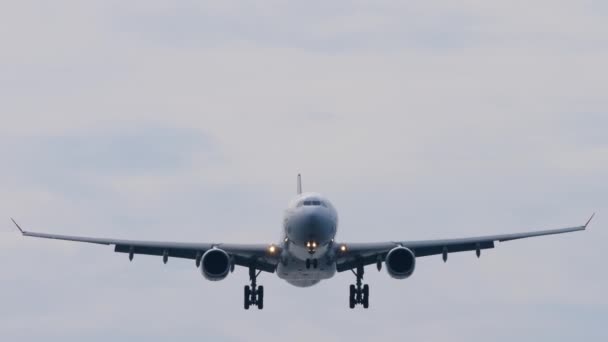 Avión Aterrizando Sobrevolando Vista Desde Abajo Aviones Moscas Cielo Azul — Vídeos de Stock