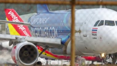 PHUKET, THAILAND - 31 Ocak 2023: Airbus A320 AirAsia Kingpower.com Livery Phuket havaalanında taksicilik yapıyor. Gözetleme. Yolcu uçağı havaalanında. Pist