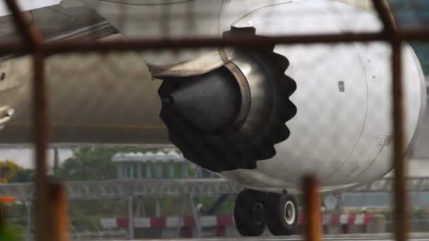 Silnik Odrzutowy Samolotu Widok Samolotu Przez Ogrodzenie Lotniska Samolot Pasie — Wideo stockowe