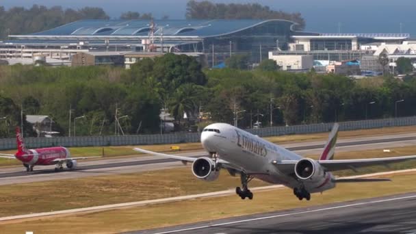 Phuket Thailand Februar 2023 Boeing 777 Ene Von Emirates Beim — Stockvideo