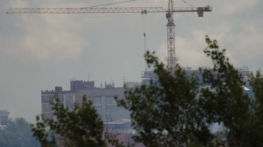KAZAN, RUSYA FEDERASYONU, 14 Haziran 2019: Kazan 'daki hava gösterisinde tehlikeli ekstrem gösteriler yapan spor uçakları. Mavi gökyüzünde uçan küçük bir uçak. Hava gösterisi yarışmaları