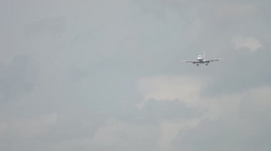 Jet uçağı iniyor. Gökyüzünde tanımlanamayan bir uçağın yaklaşma ihtimali düşük.