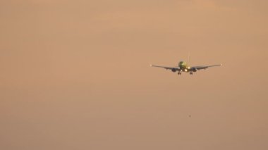 NOVOSIBIRSK, RUSYA FEDERASYONU - 17 Haziran 2020: Tolmachevo Havaalanı 'na inmeden önce S7 Havayolcusu uçağı yaklaşıyor. Uçak gün batımında gökyüzünde uçar
