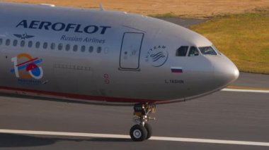 PHUKET, THAILAND - 8 Şubat 2023: Airbus A330, RA-73785 Aeroflot Phuket havaalanında taksicilik. Taksiyoldaki ya da pistteki bir uçağın orta ölçekli görüntüsü.