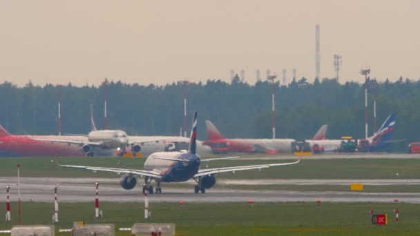 Moscow Russian Federation July 2021 Footage Airbus A320 Aeroflot Runway — Stock Video