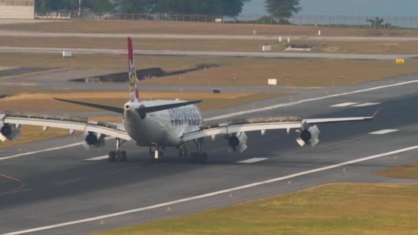 Phuket Tailandia Febrero 2023 Vista Trasera Airbus A340 Edelweiss Aterrizaje — Vídeos de Stock