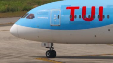 PHUKET, THAILAND - 13 Şubat 2023: Phuket havaalanında taksicilik yapan Boeing 787-8 Dreamliner. Uçak dönüyor, yan görüş. Dışarıdaki kokpite yakın çekim.