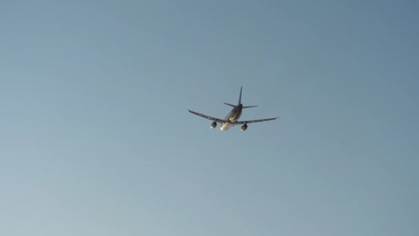 Απίθανο Αεροπλάνο Απογειώνεται Στο Πίσω Φανάρι Αναχώρηση Πτήσης Οπίσθια Όψη — Αρχείο Βίντεο