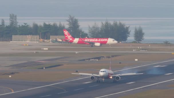 Phuket Thailand Februar 2023 Airbus A320 Airasia Flugzeug Landet Berührt — Stockvideo