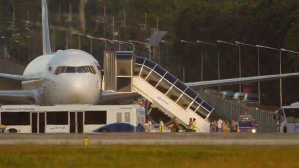 Phuket Thailand 2023 Február Azur Air Utasait Evakuálták Motortűz Felszálláskor — Stock videók