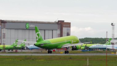 NOVOSIBIRSK, Rusya Federasyonu - 15 Temmuz 2022: Airbus A320, RA-73420 S7 Airlines iniş pisti, yan görüş. Uçak uçar, ağır çekimde. Turizm ve seyahat kavramı