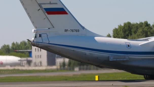 ロシア連邦のノヴォシビルスク 2022年6月12日 トルマチェヴォ空港の滑走路上の輸送機Il 76の側面図 76ソ連重軍用機 — ストック動画