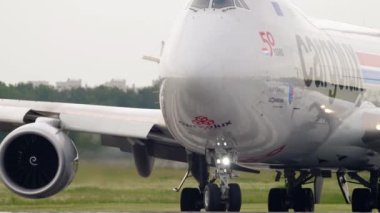 NOVOSIBIRSK, Rusya Federasyonu - 10 Haziran 2020: Boeing 747 Cargolux taksicilik, Tolmachevo havaalanında dönüş. Yük taşıyıcı