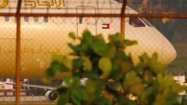 PHUKET, THAILAND - 20 Şubat 2023: Boeing 787 Dreamliner, Etihad Airways 'in A6-BNC' si Phuket Havaalanı 'ndaki havaalanında taksicilik yapıyor. Yakın plan, uçak gün batımında takside.