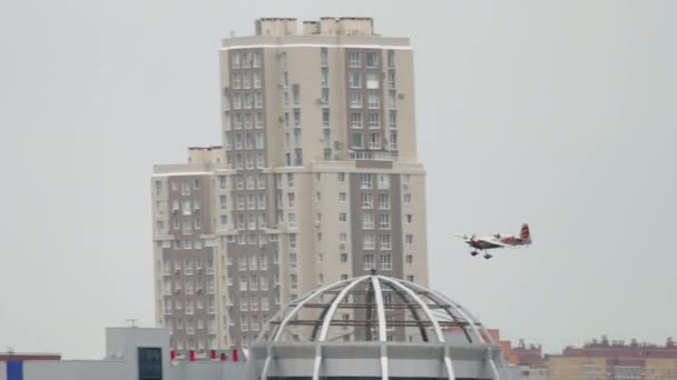 カザフスタン ロシア連邦 2019年6月14日 カザンのRed Bull競争でエアロビクスを行うスポーツ軽飛行機 — ストック動画