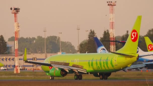 Новосибирск Российская Федерация Июня 2020 Года Гражданский Самолет Boeing 737 — стоковое видео