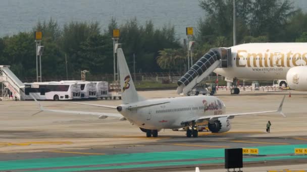 Phuket Thailand Fevereiro 2023 Trator Puxa Avião Comercial Boeing 737 — Vídeo de Stock