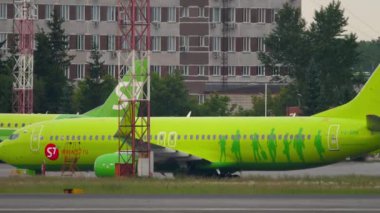 NOVOSIBIRSK, Rusya Federasyonu - 10 Haziran 2020: Tolmachevo havaalanında taksicilik yapan S7 Havayollarından Boeing 737. Uçak terminale gidiyor, varıyor. Yolcu uçağı havaalanında. Uçak sırası.
