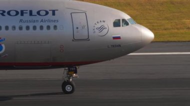 PHUKET, THAILAND - FEBRUARY 08, 2023: Airplane Airbus A330, RA-73785 Aeroflot pisti Phuket havaalanından havalanmak için hızlanır, orta atış. Turizm seyahati kavramı