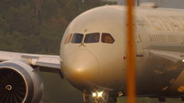 PHUKET, THAILAND - 20 Şubat 2023: Yolcu uçağı Boeing 787-9 Dreamliner, Etihad Havayolları 'nın A6-BNC' si, havaalanı çitlerinden ön görüş. Havaalanı. Turizm ve seyahat kavramı