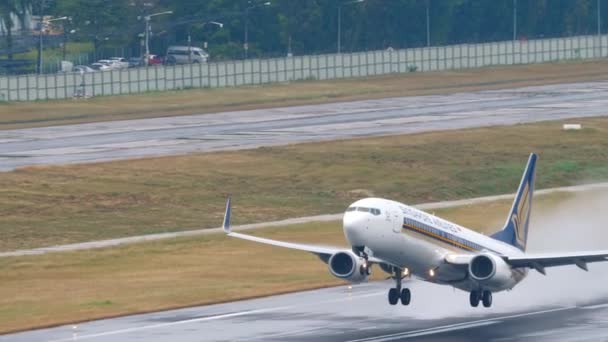 Phuket Thailand 2023年2月3日 在机场的雨天 飞机在潮湿的跑道上起飞 波音737 Mgl新加坡航空公司在普吉机场起飞 侧视图 — 图库视频影像