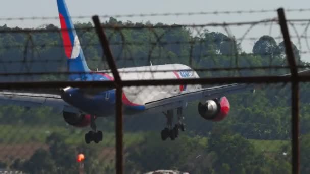 Phuket Thailand Şubat 2023 Phuket Havaalanına Azur Air Yolcu Uçağı — Stok video