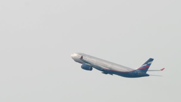 Phuket Thailand Ruari 2023 Kommersiellt Flygplan Aeroflot Lyfter Vid Phukets — Stockvideo