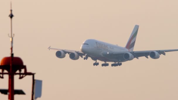 Bangkok Tajlandia Styczeń 2023 Airbus A380 Emirates Lądujący Lotnisku Suvarnabhumi — Wideo stockowe