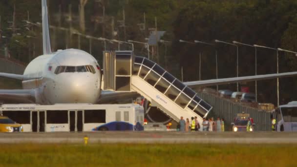 Phuket Thailand Φεβρουαριου 2023 Επιβάτες Της Azur Air Εκκενώθηκαν Πυροδότηση — Αρχείο Βίντεο
