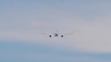 Bir jet yolcu uçağının kalkış görüntüsü. Tanınmayan uçak uçup gidiyor. Uçak ayrılıyor.