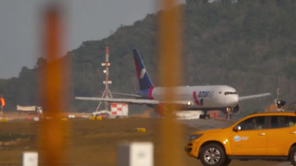 Пхукет Таиланд Февраля 2023 Года Пассажирский Самолет Azur Air Boeing — стоковое видео