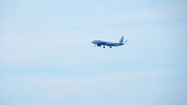 PHUKET, THAILAND - 12 Şubat 2023: yan görüş, Indigo 'nun A321 sefer sayılı yolcu uçağı Phuket havaalanına inmeden önce yaklaşıyor. Uçak uçakları, uzak ihtimal. Turizm ve seyahat kavramı