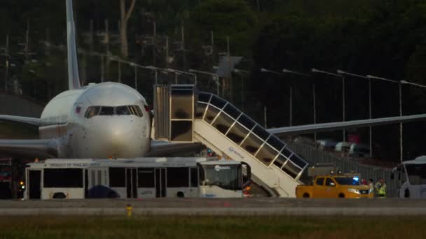 Phuket Thailand Φεβρουαριου 2023 Επιβάτες Της Azur Air Εκκενώθηκαν Πυροδότηση — Αρχείο Βίντεο