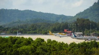 PHUKET, THAILAND - 05 ARALIK 2016: Zaman aşımı. Phuket Havaalanı 'ndaki uçak. İniş taksisi, panoramik manzara. Turizm ve seyahat kavramı