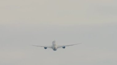 Kalkıştan sonra bir uçağın düşme ihtimali var. Uçak uçup gidiyor. Yolcu uçağı, gökyüzünde bir uçak.