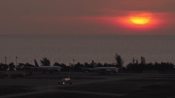 Huket Thailand Februari 2023 Phuket Luchthaven Prachtige Zonsondergang Achtergrond Vliegtuigen — Stockvideo