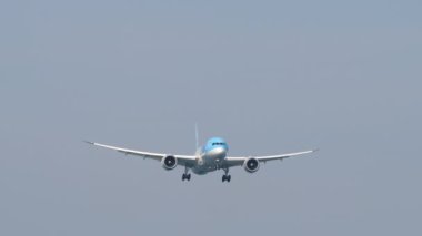 PHUKET, THAILAND - 24 Şubat 2023: Boeing 787 Dreamliner, TUI 'den G-TUII Phuket havaalanına inmeden önce yaklaşıyor. Yolcu uçağı geliyor. Uçak sineklerinin ön görüntüsü