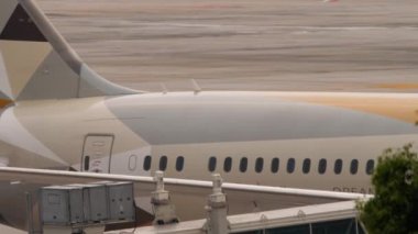 Teleskopik iskele, kol, havaalanında Aerobridge. Uçak geçit köprüsüne bağlandı. Uçak taksisi. Turizm ve seyahat kavramı