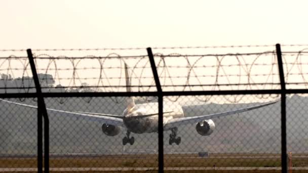 Lądowanie Hamowanie Samolotu Pasażerskiego Dym Dotykania Podwozia Podświetleniu Poranny Lot — Wideo stockowe