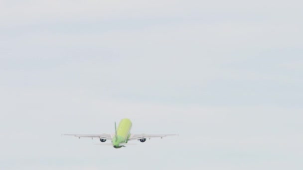 商业喷气式飞机起飞的后视镜 飞机起飞了旅游和旅行概念 — 图库视频影像