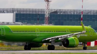 NOVOSIBIRSK, RUSYA FEDERASYONU - 15 Temmuz 2022: Tolmachevo havaalanından kalkan S7 Airlines uçağı. Uçak kalkıyor. Turizm ve seyahat kavramı