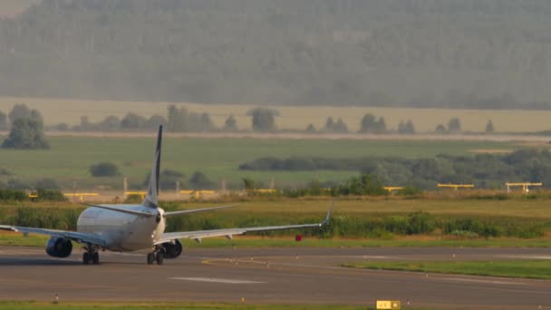 俄克拉荷马州 2022年8月5日 Anadolujet航空公司波音737在喀山机场滑行 拍摄时间很长 阳光灿烂的日子喷气式飞机在机场上 乘客飞行 旅游和旅行概念 — 图库视频影像