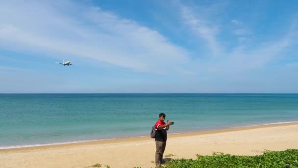 タイのプーケット 2023年2月5日 ボーイング737 88L Dbvノックエアランディング海上およびプーケット空港のビーチ 飛行機の映像が島を飛ぶ 観光と旅行のコンセプト — ストック動画
