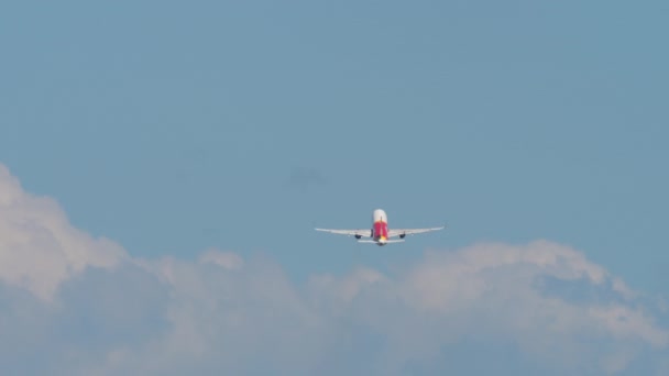 Onherkenbaar Vliegtuig Opstijgen Klimmen Achteraanzicht Van Een Passagiersvliegtuig Dat Wegvliegt — Stockvideo