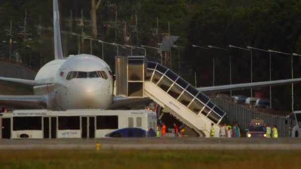 Phuket Thailand Fevereiro 2023 Passageiros Saem Aeronave Emergência Azur Air — Vídeo de Stock