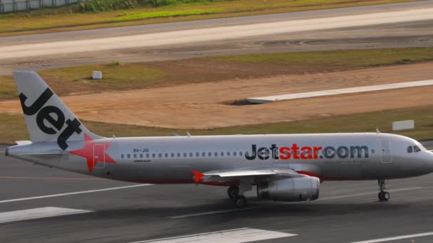 タイのプーケット 2023年2月11日 プーケット空港でのジェットスタータクシーの旅客機エアバスA320 232 Jsi 飛行機が出発する 旅行のコンセプト — ストック動画